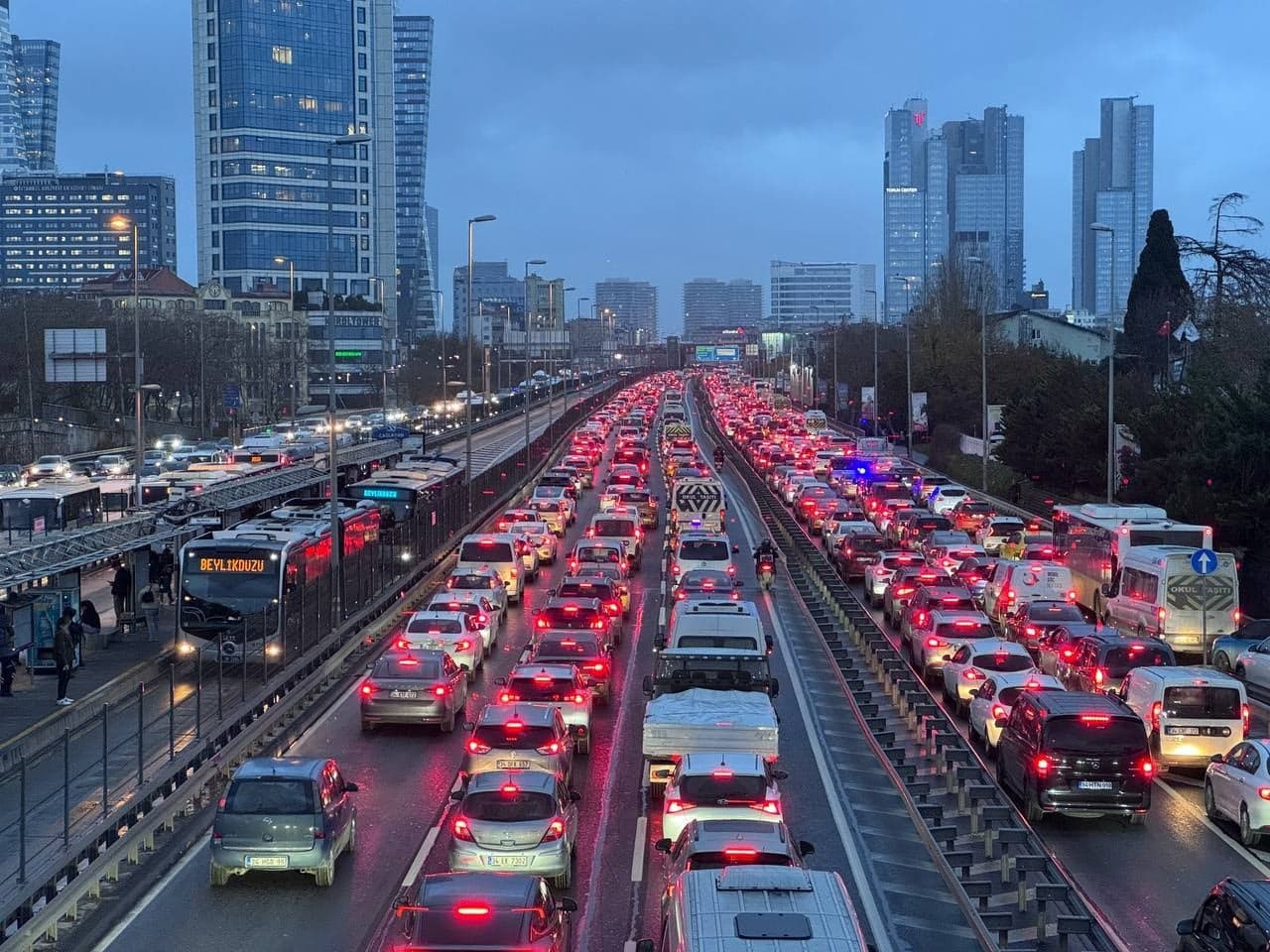 İstanbul'da yollar kırmızıya döndü