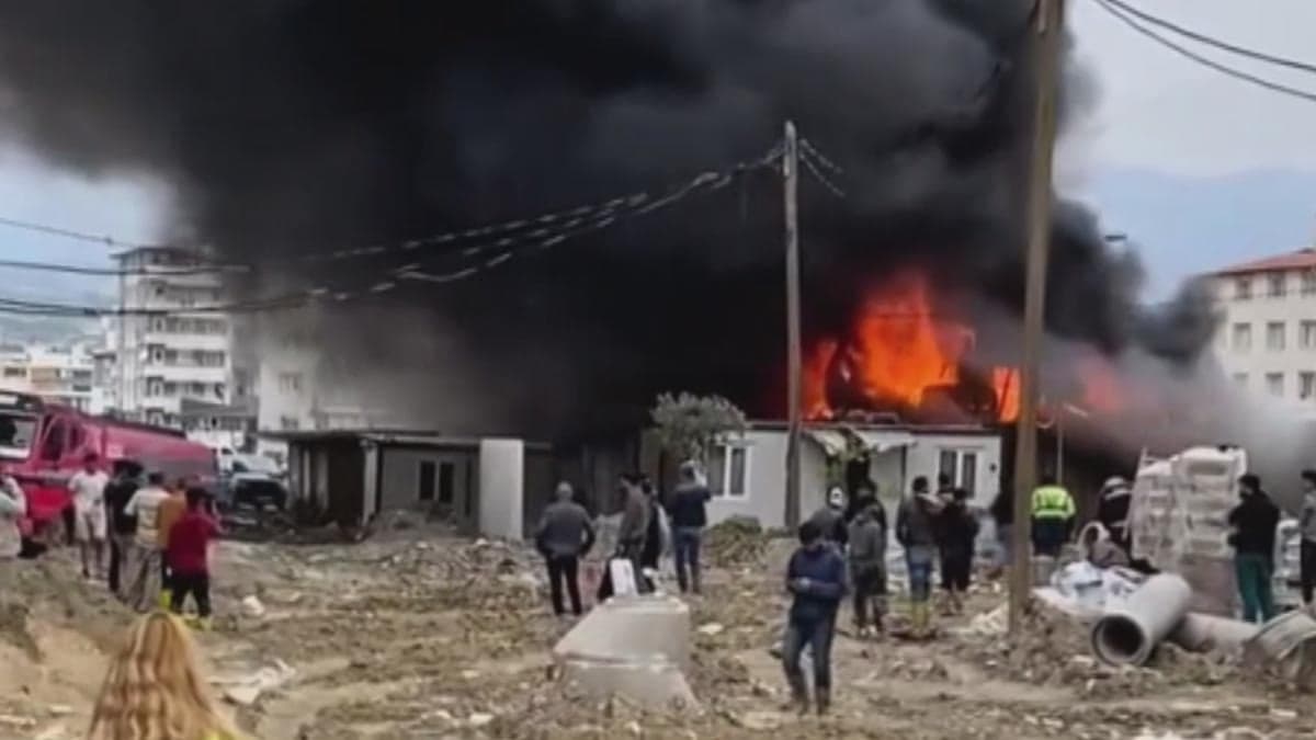 Hatay’da işçilerin kaldığı konteynerler yandı
