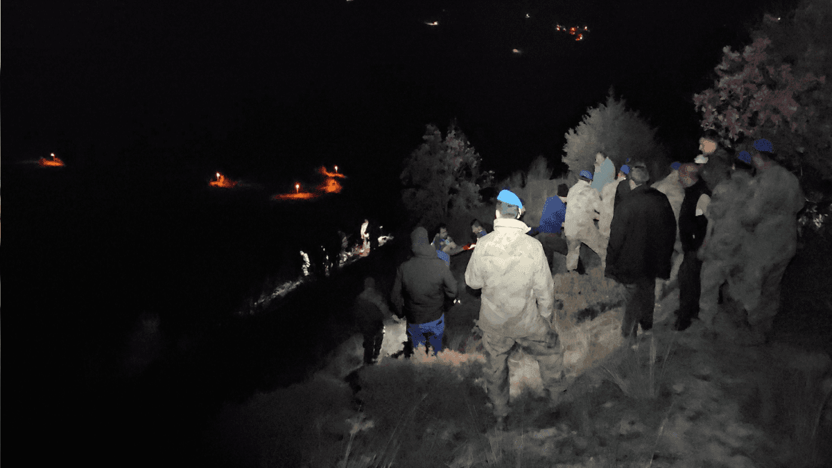 Kayalıklardan uçuruma düşen kişi kurtarılmaya çalışılıyor