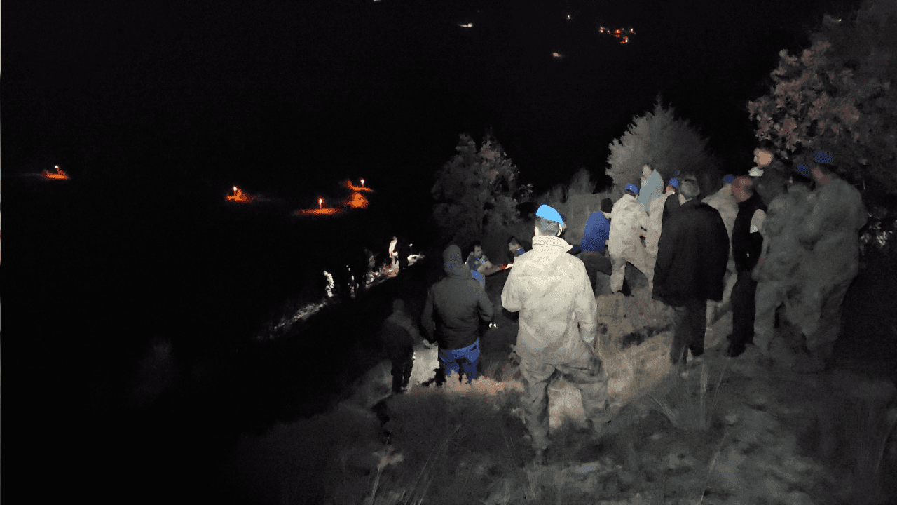 Kayalıklardan uçuruma düşen kişi kurtarılmaya çalışılıyor