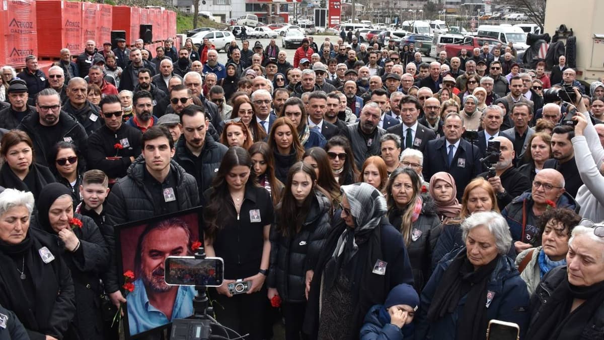 Usta sanatçı Volkan Konak, ölümünün birinci yılında mezarı başında anıldı