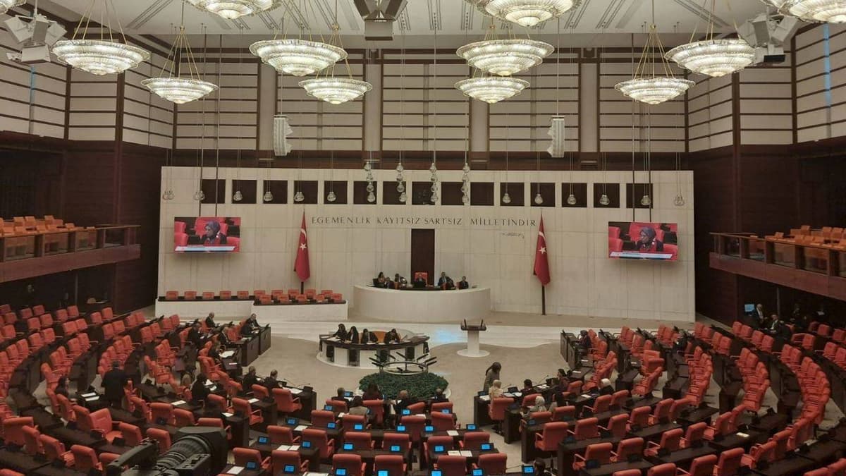 Meclis'te CHP ve AKP'liler arasında "darbe" tartışması