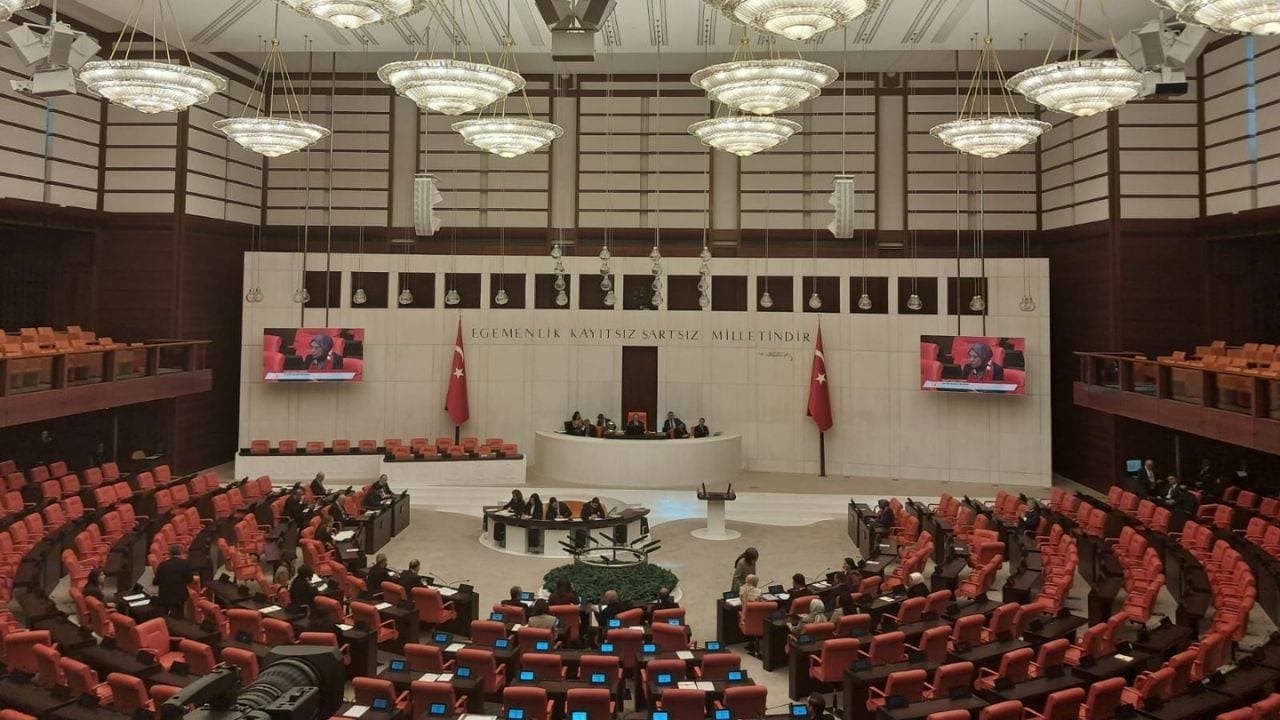 Meclis'te CHP ve AKP'liler arasında "darbe" tartışması