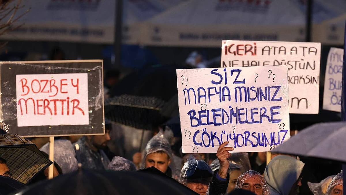 Bursalılar Başkanları Bozbey için bir arada: "Bizi susturduklarını sandıkça sesimiz daha gür çıkıyor"